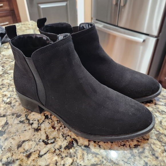 8.5 W Torrid Ankle Booties - Picture 1 of 7